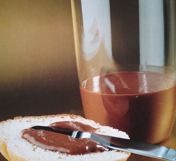 CREMA DE LECHE ,CACAO , AVELLANAS Y AZÚCAR